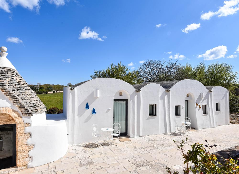 Helles weißes Trullo, blauer Himmel, Frieden und Ruhe.